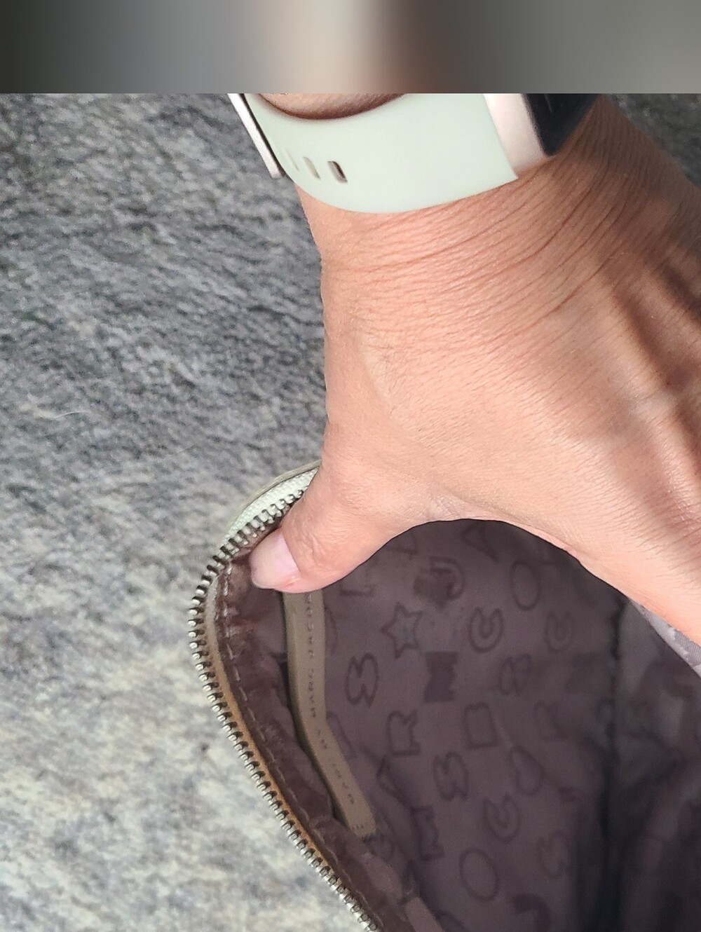 Marc Jacobs Cream Crossbody Bag - Minimal Leather Shoulder Purse - Picture 8 of 8